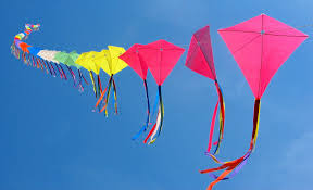A nice picture of some kites in the sky